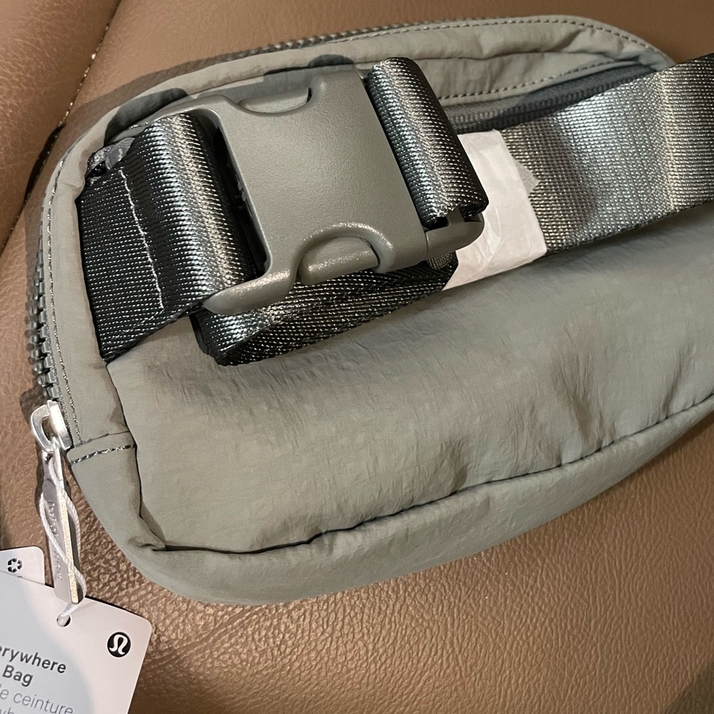 FINAL PRICE ❤️‍🔥 LULULEMON EVERYWHERE BELT BAG GREY SAGE NWT 1L SOLD OUT - Picture 6 of 7